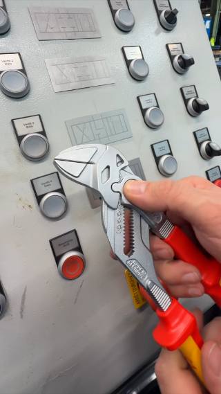 🔧 Kìm mỏ lết cách điện 1000V Knipex 86 06 250 - Siêu phẩm đa năng cho thợ điện