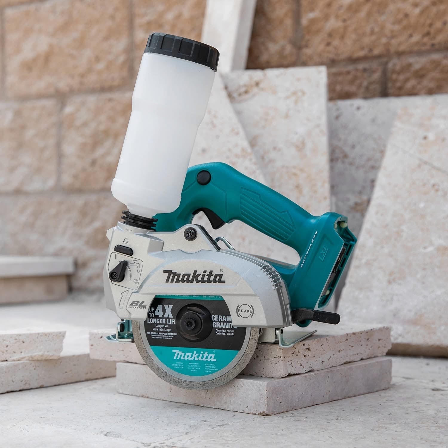 Makita DCC501ZX1 – máy cắt kim cương 18V LXT® Brushless 125mm (5”), hỗ trợ cắt khô và cắt ướt.