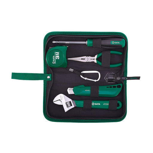 Bộ dụng cụ cầm tay cơ bản 5 chi tiết SATA 06002 bao gồm mỏ lết, tua vít, kìm, thước cuộn và dao rọc giấy, đựng trong túi vải nylon chống thấm.