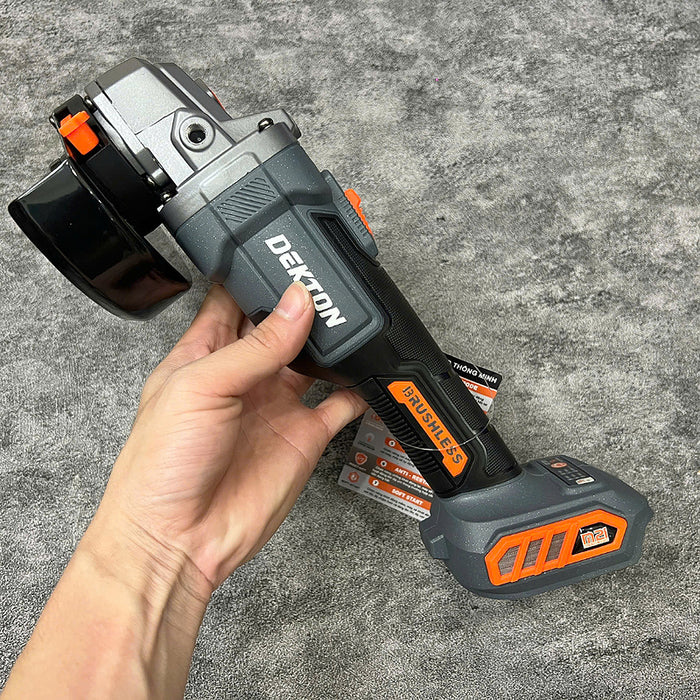 Máy mài góc Dekton M21-AG100PLUS dùng pin 21V, đường kính lưỡi 100mm