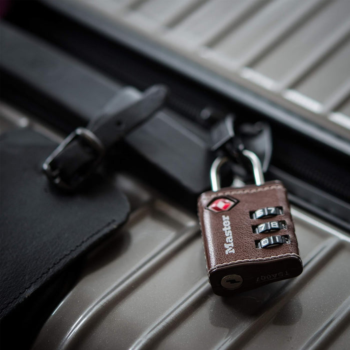 Ổ khóa số mini Master Lock 4692DBRN cao cấp đạt chuẩn TSA, thân khóa bằng kim loại được bọc da 30mm, 3 cọc số