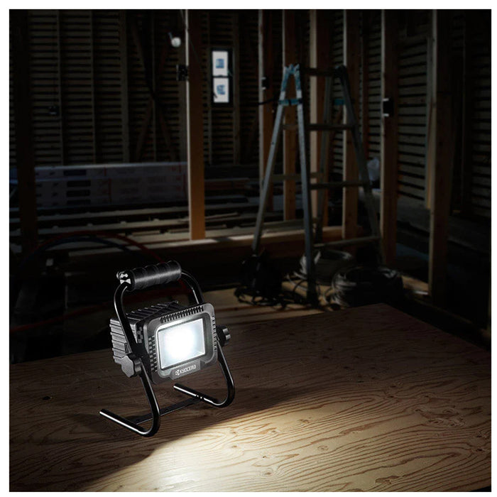 Đèn led dùng Pin 18V Kyocera DWL180, công suất đèn 18W, xoay được 360 độ