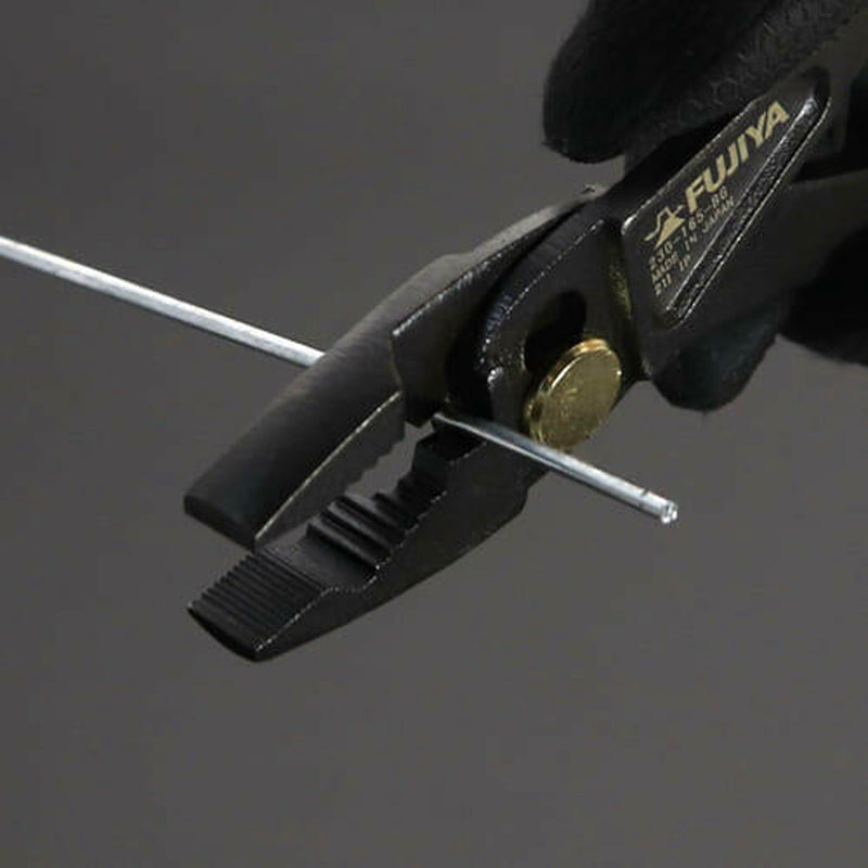 Kìm đa năng mỏ thẳng, có khớp trượt Fujiya Kurokin-Series, kích thước từ 168mm - 203mm, khả năng cắt dây sắt mềm tối đa từ Ø2.0mm - Ø2.6mm. Tiêu chuẩn RoHS