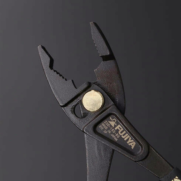 Kìm đa năng mỏ thẳng, có khớp trượt Fujiya Kurokin-Series, kích thước từ 168mm - 203mm, khả năng cắt dây sắt mềm tối đa từ Ø2.0mm - Ø2.6mm. Tiêu chuẩn RoHS