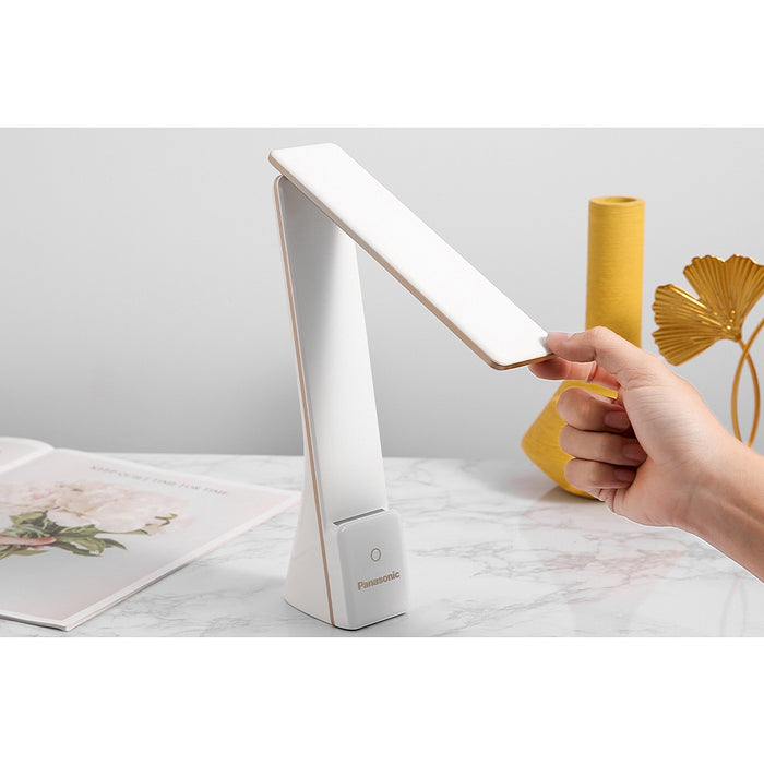 Đèn bàn cảm ứng chống cận dùng Pin Panasonic, công suất 4.5W, có 3 màu sáng đèn