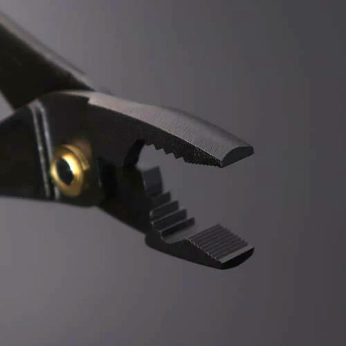 Kìm đa năng mỏ thẳng, có khớp trượt Fujiya Kurokin-Series, kích thước từ 168mm - 203mm, khả năng cắt dây sắt mềm tối đa từ Ø2.0mm - Ø2.6mm. Tiêu chuẩn RoHS