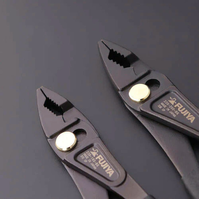 Kìm đa năng mỏ thẳng, có khớp trượt Fujiya Kurokin-Series, kích thước từ 168mm - 203mm, khả năng cắt dây sắt mềm tối đa từ Ø2.0mm - Ø2.6mm. Tiêu chuẩn RoHS