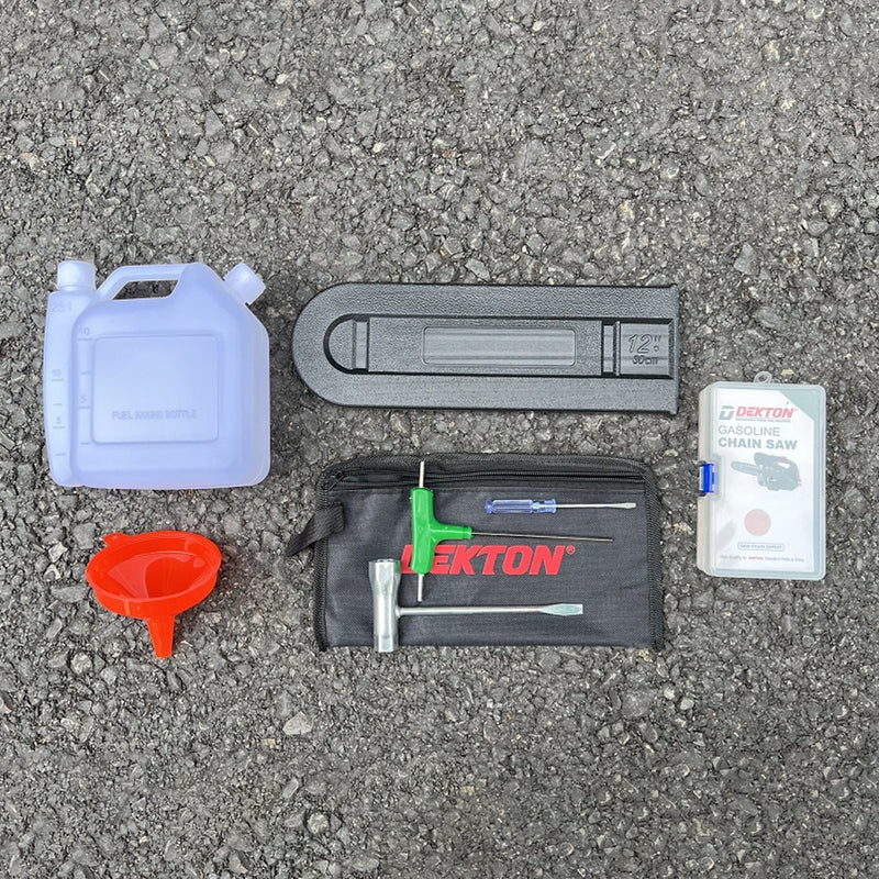 Máy cưa xích chạy xăng Dekton DK-CX12 công suất 800W, chiều dài lam 305mm (12 inch), động cơ 2 thì 25,4cc