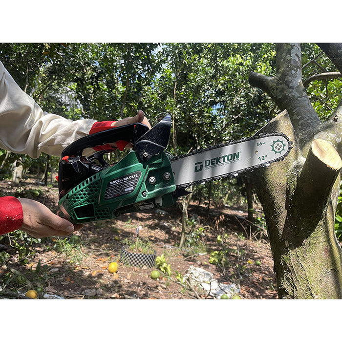 Máy cưa xích chạy xăng Dekton DK-CX12 công suất 800W, chiều dài lam 305mm (12 inch), động cơ 2 thì 25,4cc