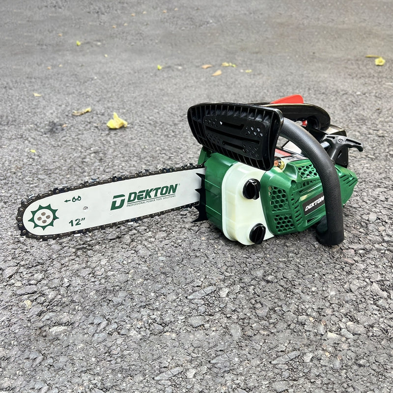 Máy cưa xích chạy xăng Dekton DK-CX12 công suất 800W, chiều dài lam 305mm (12 inch), động cơ 2 thì 25,4cc