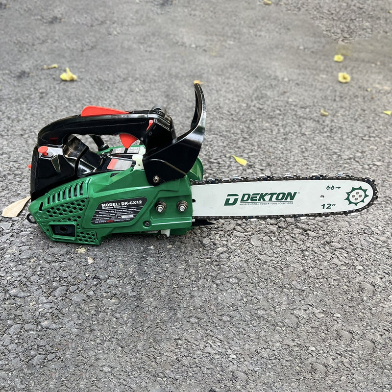 Máy cưa xích chạy xăng Dekton DK-CX12 công suất 800W, chiều dài lam 305mm (12 inch), động cơ 2 thì 25,4cc