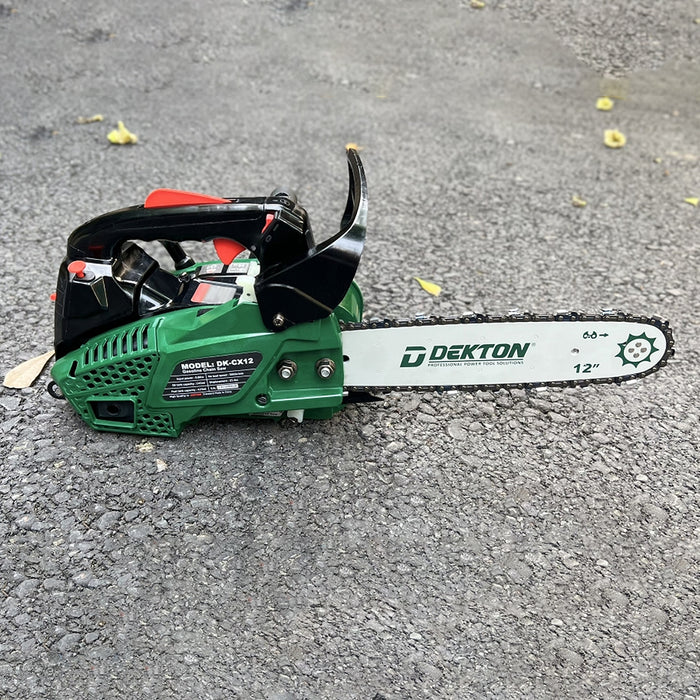 Máy cưa xích chạy xăng Dekton DK-CX12 công suất 800W, chiều dài lam 305mm (12 inch), động cơ 2 thì 25,4cc