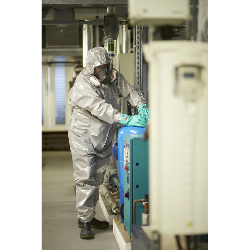 Quần áo bảo hộ cao cấp 3M 4570 dành cho các công việc có mức độ rủi ro cực cao ( CE Category III ), chịu được hóa chất đọc hại mạnh