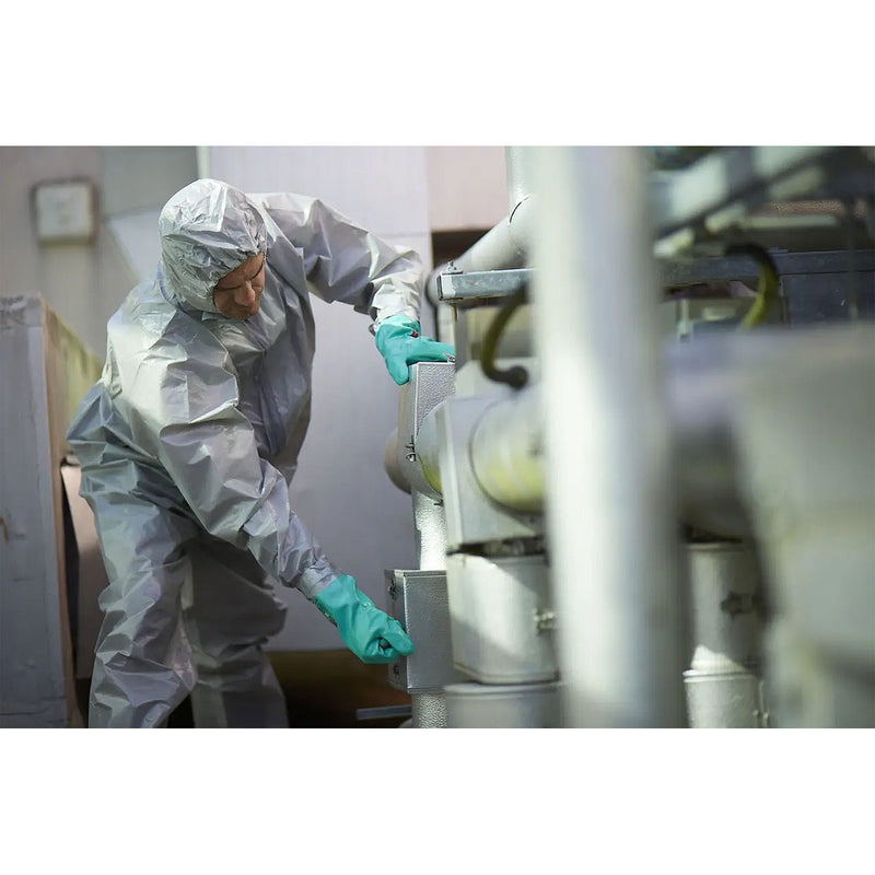 Quần áo bảo hộ cao cấp 3M 4570 dành cho các công việc có mức độ rủi ro cực cao ( CE Category III ), chịu được hóa chất đọc hại mạnh