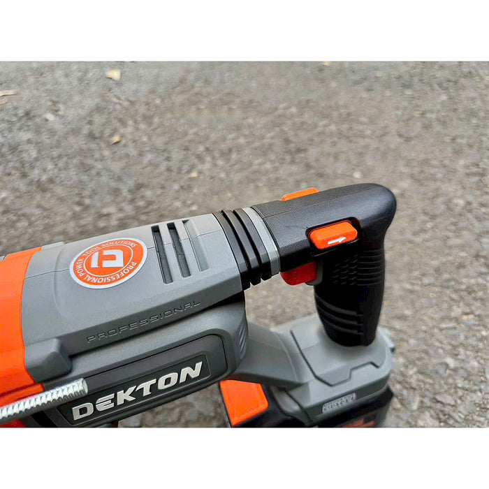 Máy khoan bê tông 3 chức năng Dekton M21-RH2603BX dùng pin 21V, lực đập 3.2J, đuôi gài SDS-Plus