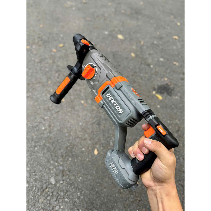 Máy khoan bê tông 3 chức năng Dekton M21-RH2603BX dùng pin 21V, lực đập 3.2J, đuôi gài SDS-Plus