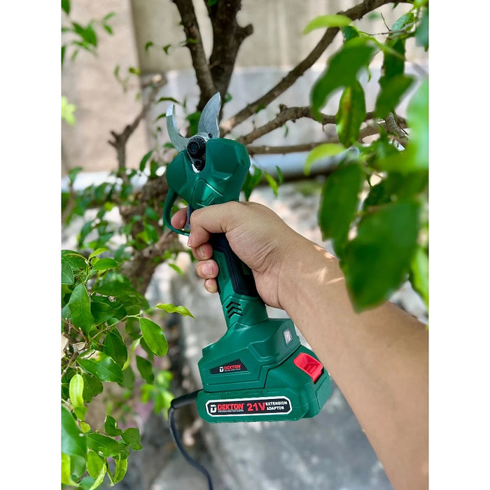 Máy cắt cành Dekton M21-MCC32 dùng pin 21V, khả năng cắt tối đa 32mm