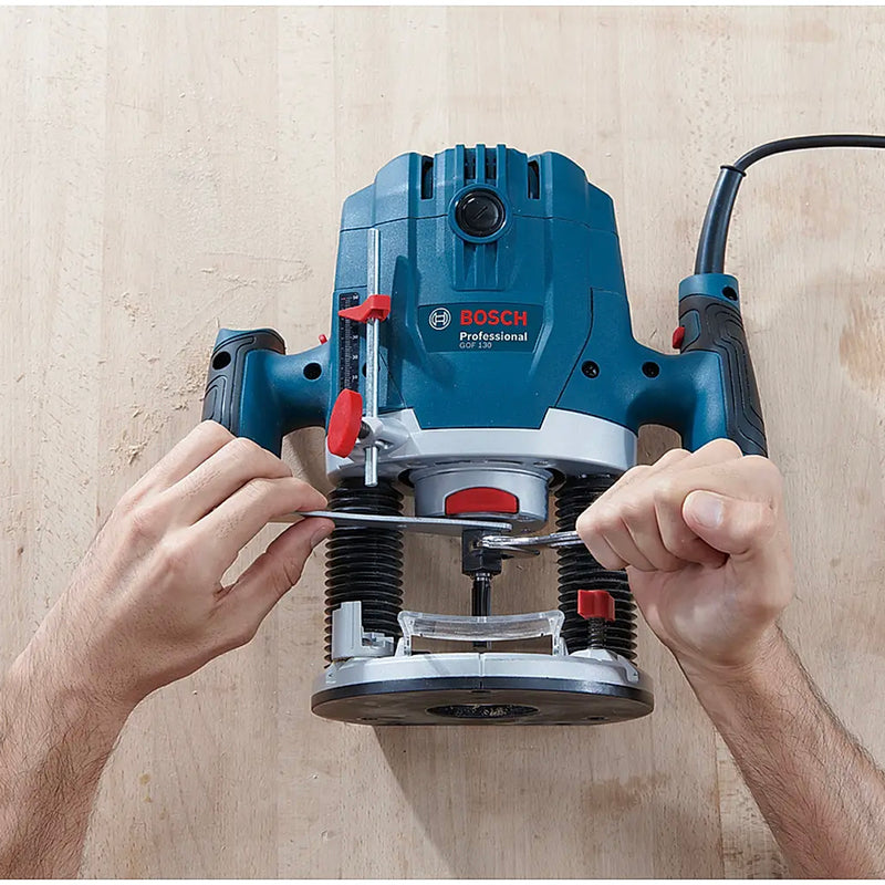 Máy phay Bosch GOF 130 công suất 1300W, chấu bóp 6mm - 8mm mã số 06016B70K1
