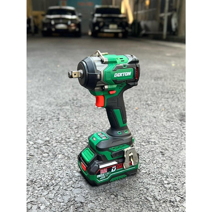 Máy siết bu lông Dekton M21-IW590Plus dùng pin 21V, mô-men xoắn 590Nm, cốt 1/2 inch (Phiên bản màu xanh)