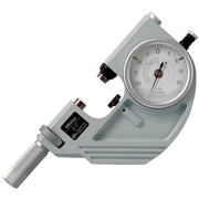 Panme Mitutoyo Series 523 Dial Snap Micrometer đo nhanh trên giá đỡ.