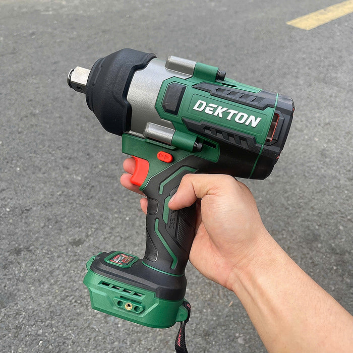 Máy siết bu lông Dekton M21-IW1580PRO dùng pin 21V, mô-men xoắn 1580Nm, cốt 3/4 inch