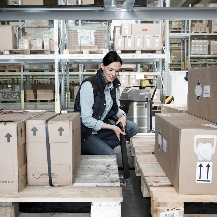 Máy hút bụi, dòng công nghiệp Karcher NT 70/2 Me Classic công suất 2300W, lực hút 225mbar, dung tích 70L ( Hút khô & nước )