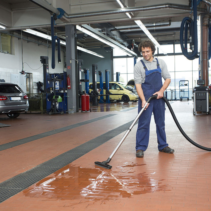 Máy hút bụi, dòng công nghiệp Karcher NT 70/2 Me Classic công suất 2300W, lực hút 225mbar, dung tích 70L ( Hút khô & nước )