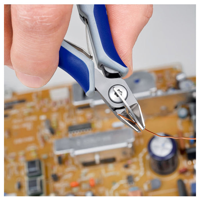 Kìm cắt linh kiện điện tử, có nang trợ lực, tích hợp kẹp giữ dây, đầu mũi nhọn KNIPEX 79 52 125 chiều dài 125mm, khả năng cắt từ 0.2mm - 1.3mm