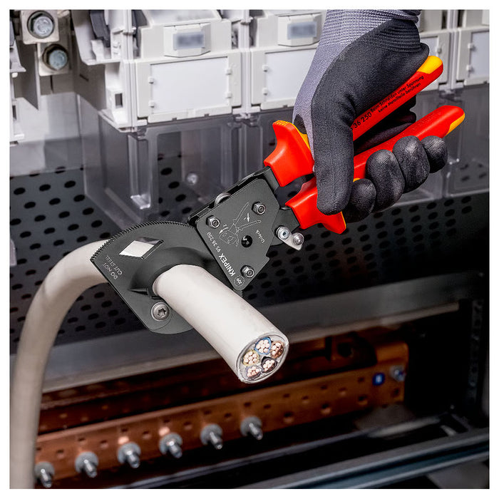 Kìm cắt cáp nhông 2 giai đoạn, cho cáp đồng và nhôm KNIPEX cách điện 1000V, chiều dài từ 250mm - 280mm, sơn đen chống ăn mòn
