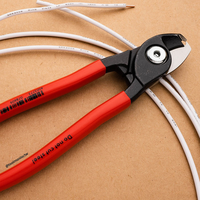 Kìm cắt cáp, tích hợp lỗ tuốt dây KNIPEX 95 41 165 chiều dài 165mm, mạ đen nhám, tay cầm bọc nhựa kháng dầu mở