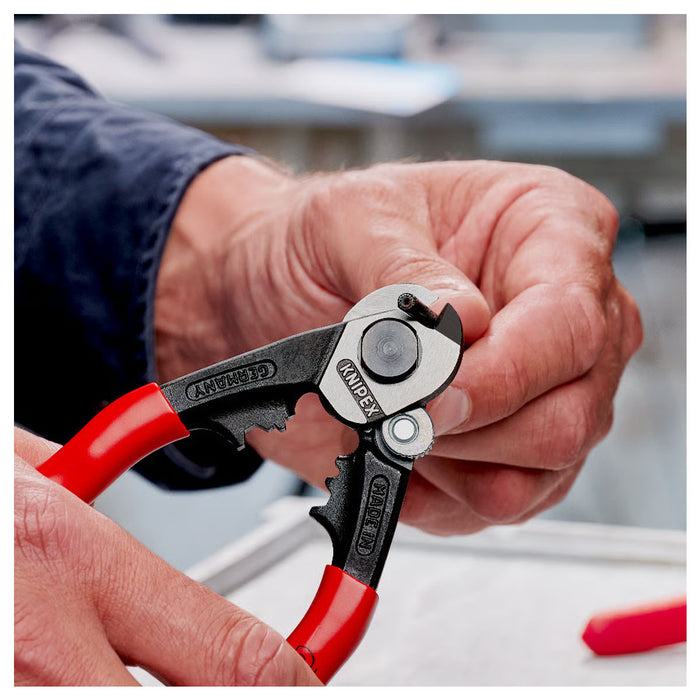 Kìm cắt cáp thép, có lỗ bấm đầu khuyên KNIPEX 95 61 190 chiều dài 190mm, mạ đen nhám, tay cầm bọc nhựa kháng dầu mở