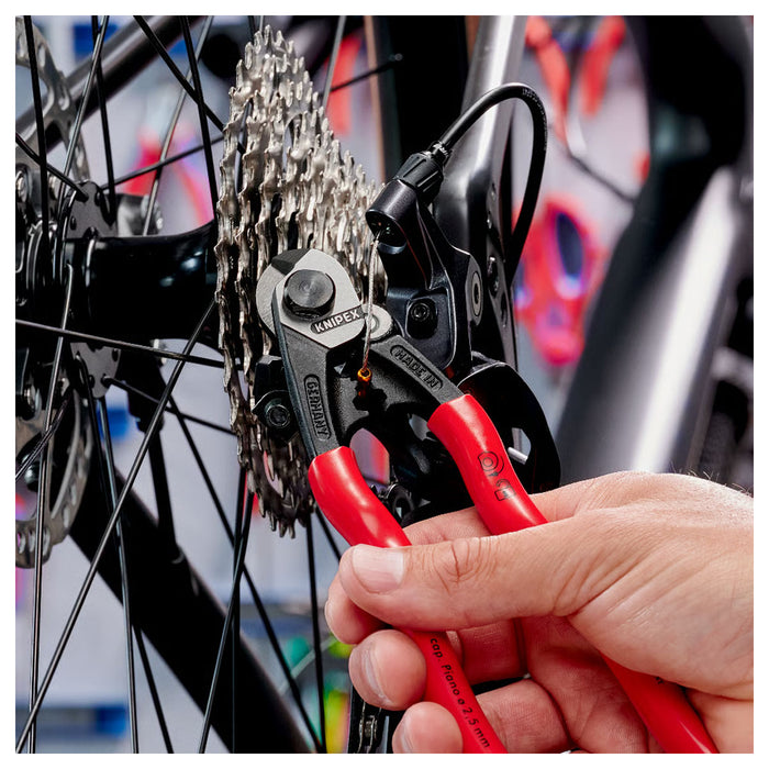 Kìm cắt cáp thép, có lỗ bấm đầu khuyên KNIPEX 95 61 190 chiều dài 190mm, mạ đen nhám, tay cầm bọc nhựa kháng dầu mở