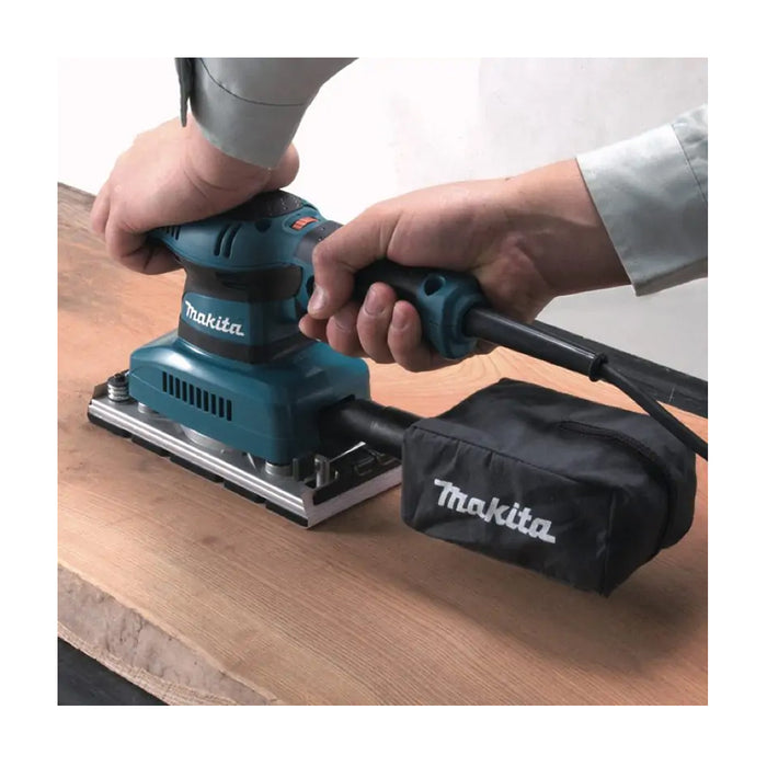 Máy chà nhám rung Makita BO3711 công suất 190W, kích thước đế nhám 93 x 185mm