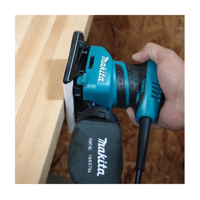 Máy chà nhám rung Makita BO4555 công suất 200W,  kích thước đế nhám 112 x 102mm,