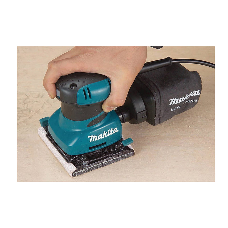 Máy chà nhám rung Makita BO4556 công suất 200W, kích thước đế nhám 112 x 102mm