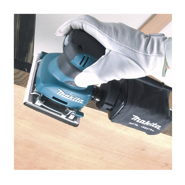 Máy chà nhám rung Makita BO4558 công suất 200W, kích thước đế nhám 112 x 102mm