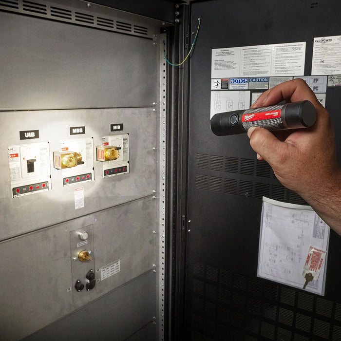 Đèn LED Milwaukee L4 FMLED-301 dùng Pin sạc, độ sáng 800lm