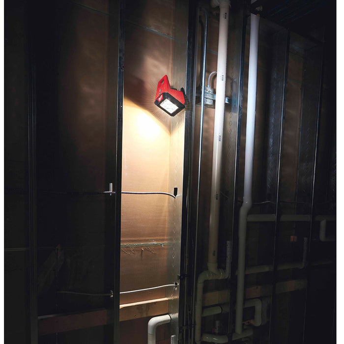 Đèn LED Milwaukee M12 AL dùng Pin 12V, độ sáng 1000lm