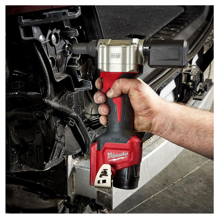 Máy tán đinh ri vê Milwaukee M12 BPRT dùng Pin 12V, lực kéo 9000N