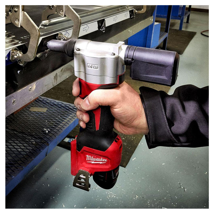 Máy tán đinh ri vê Milwaukee M12 BPRT dùng Pin 12V, lực kéo 9000N