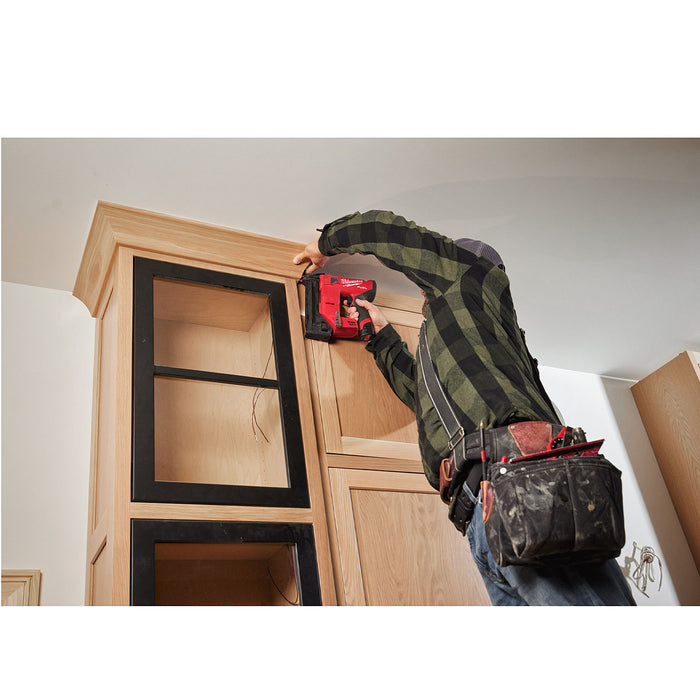 Máy bắn đinh chỉ trơn Milwaukee M12 FCN18GS dùng Pin 12V, kích thước đinh 15-38mm