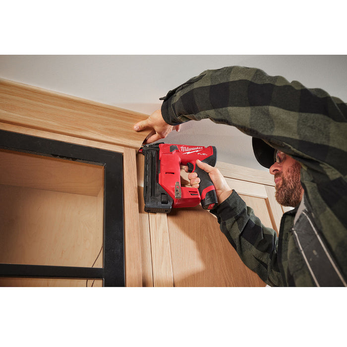 Máy bắn đinh chỉ trơn Milwaukee M12 FCN18GS dùng Pin 12V, kích thước đinh 15-38mm