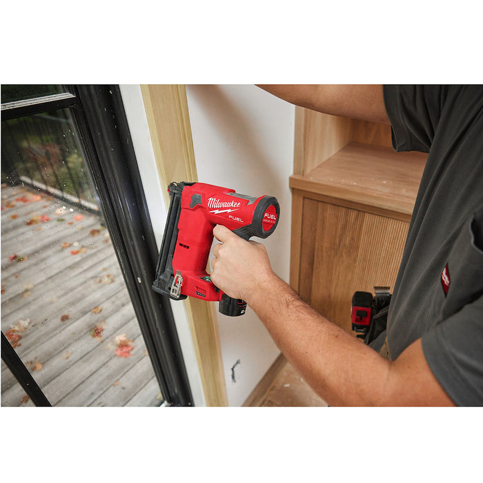 Máy bắn đinh chỉ trơn Milwaukee M12 FCN18GS dùng Pin 12V, kích thước đinh 15-38mm