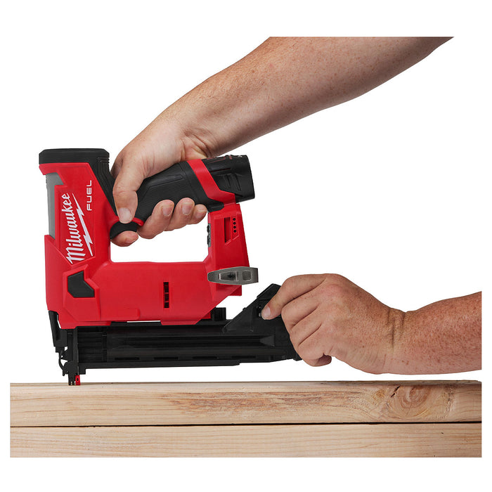 Máy bắn đinh chỉ trơn Milwaukee M12 FCN18GS dùng Pin 12V, kích thước đinh 15-38mm