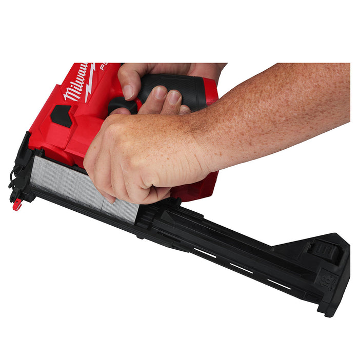 Máy bắn đinh chỉ trơn Milwaukee M12 FCN18GS dùng Pin 12V, kích thước đinh 15-38mm