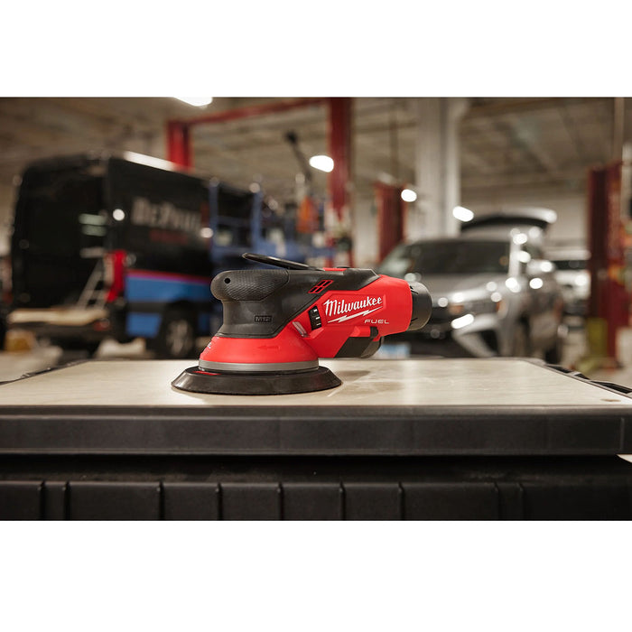 Máy chà nhám quỹ đạo tròn Milwaukee M12 FROS50 dùng Pin 12V, đường kính đế 150mm