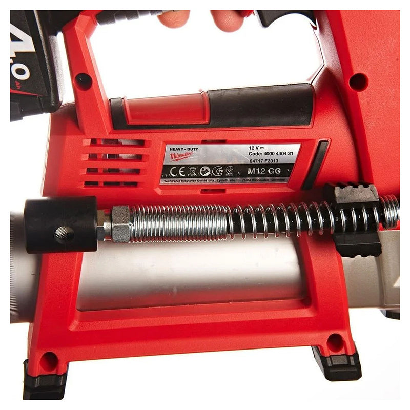 Máy bơm mỡ Milwaukee M12 GG dùng Pin 12V, áp suất bơm 562 bar