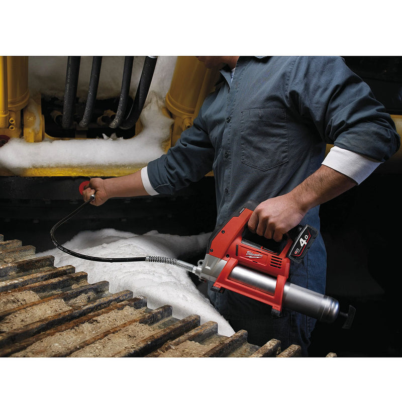 Máy bơm mỡ Milwaukee M12 GG dùng Pin 12V, áp suất bơm 562 bar