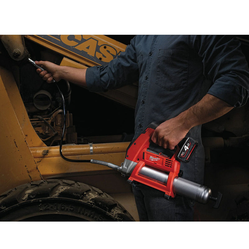 Máy bơm mỡ Milwaukee M12 GG dùng Pin 12V, áp suất bơm 562 bar