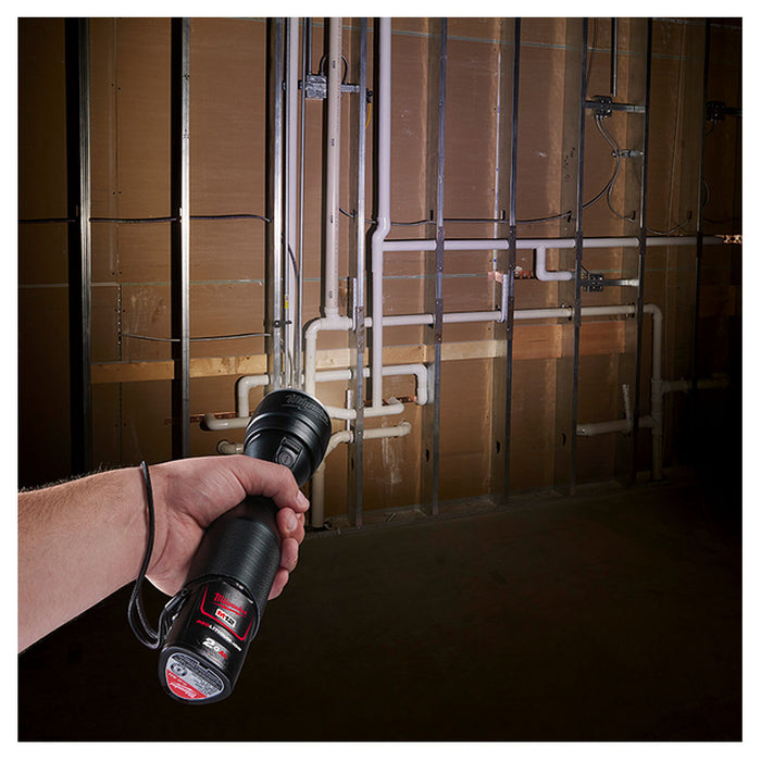 Đèn LED thân nhôm Milwaukee M12 MLED dùng Pin 12V, độ sáng 800lm